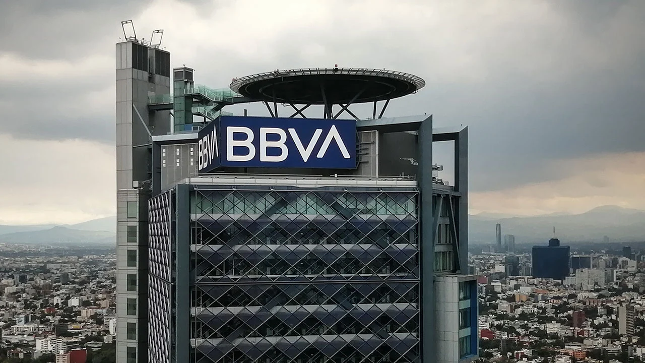BBVA sube costo de comisión; esta es la tarifa por saldo MÍNIMO en tarjeta de débito en 2025