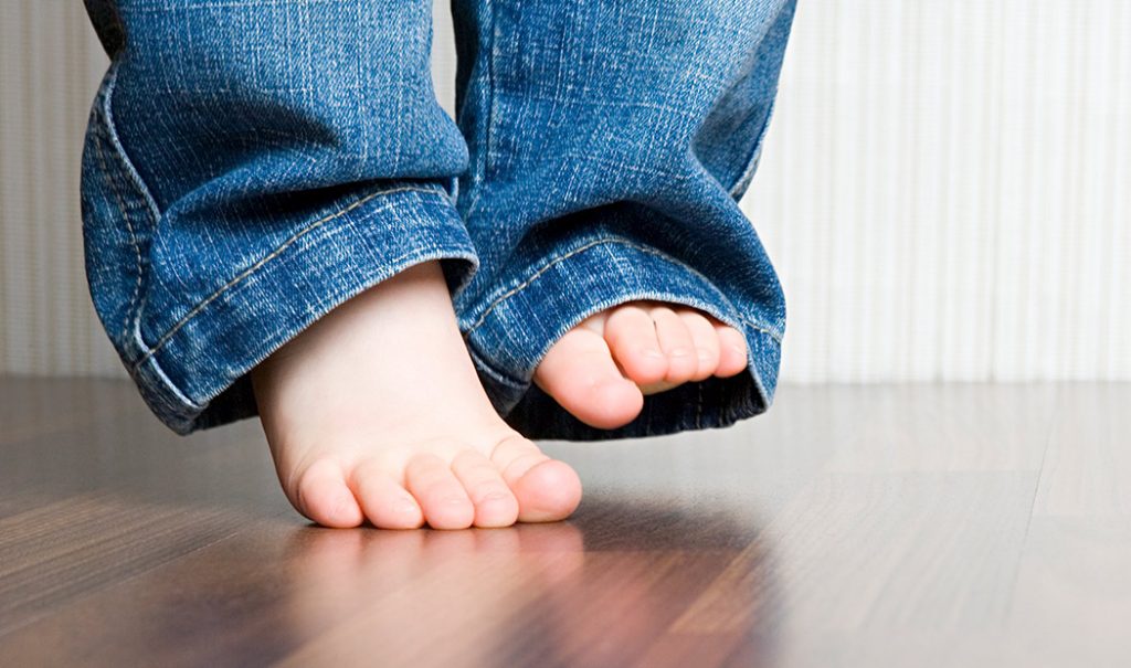 ¿Qué significa que una persona arrastre los pies al caminar, según la psicología?