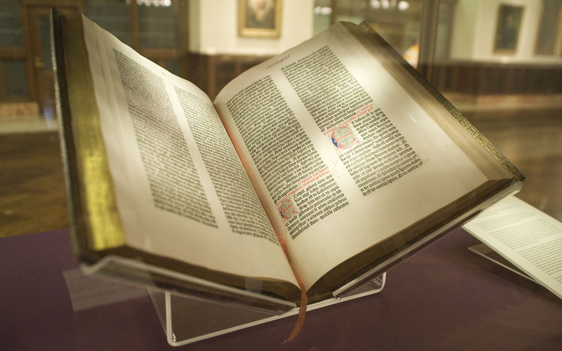 Un día como hoy Gutenberg terminó la primera impresión de la Biblia.