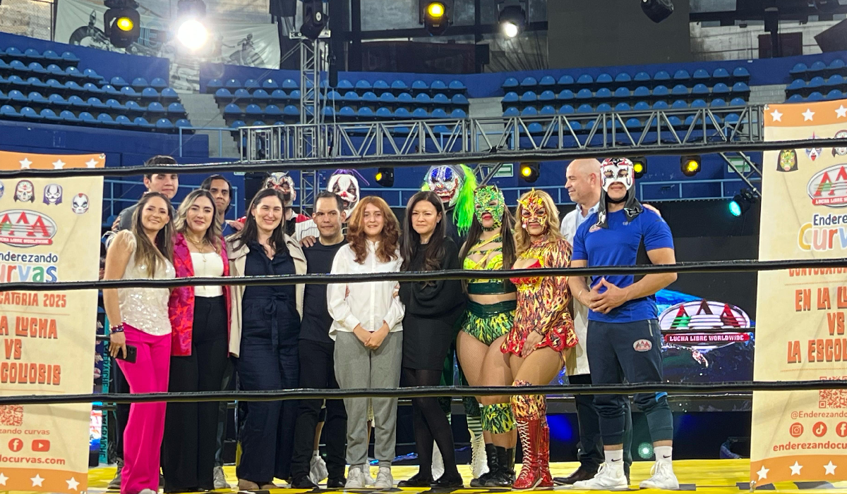 Lucha arriba y abajo del ring en favor de los niños.