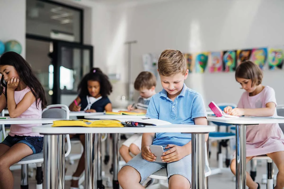 Se plantea prohibir uso de celulares en planteles educativos.