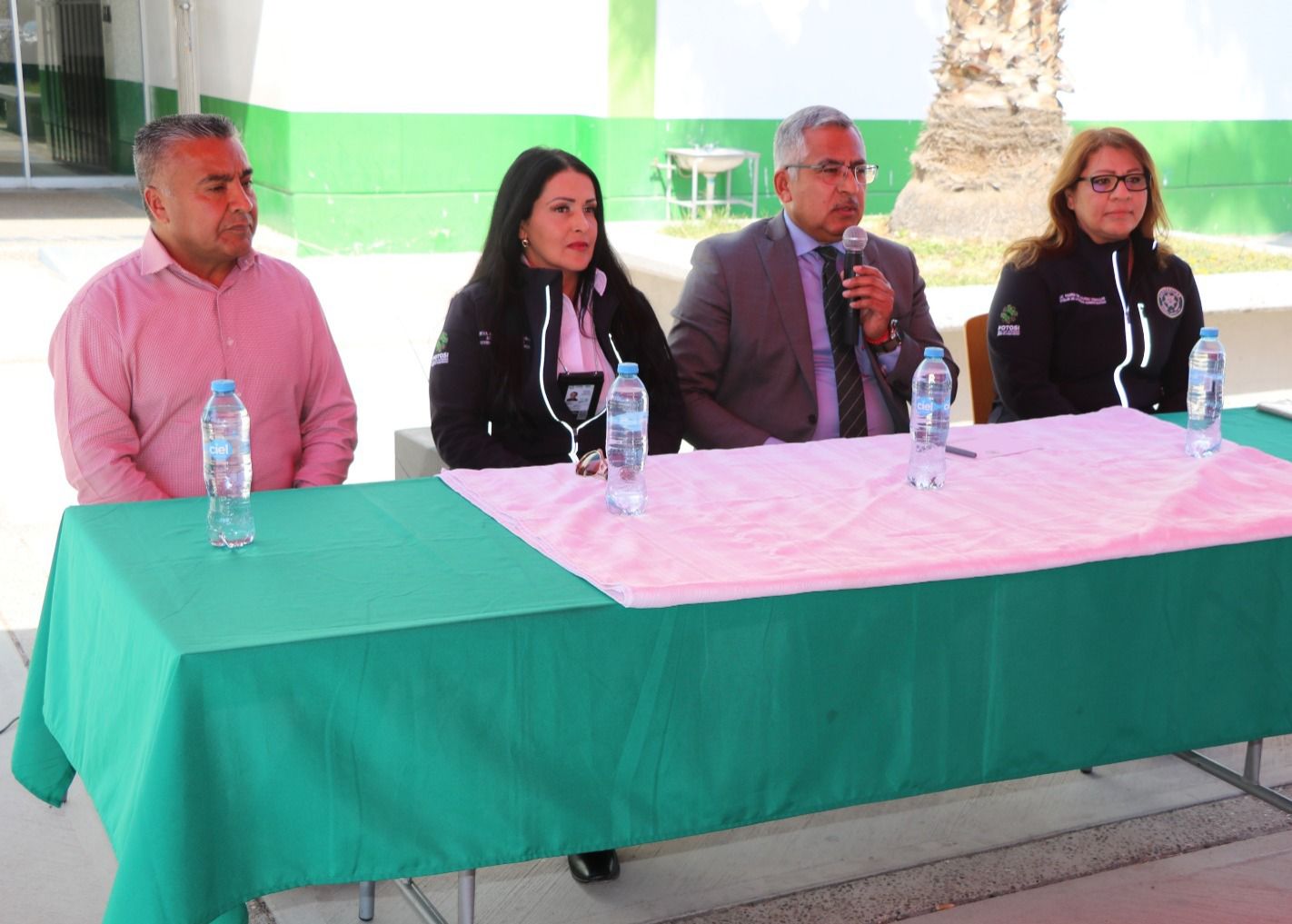 Autoridades estatales entregan uniformes a la totalidad del personal de seguridad y custodia penitenciaria.