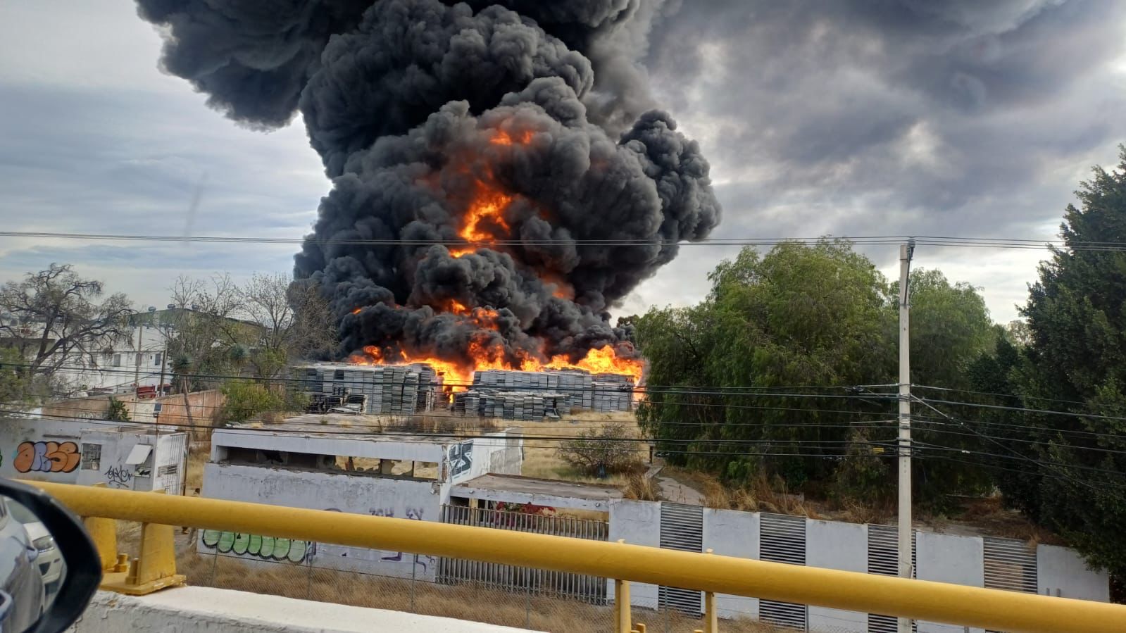 Después de trabajar en conjunto bajo temperaturas altas logran sofocar el incendio en SGS.