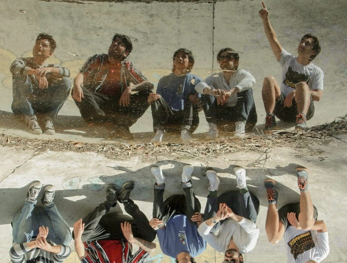 Esta banda está revolucionando el rock/pop psicodélico con un estilo innovador y energía envolvente.