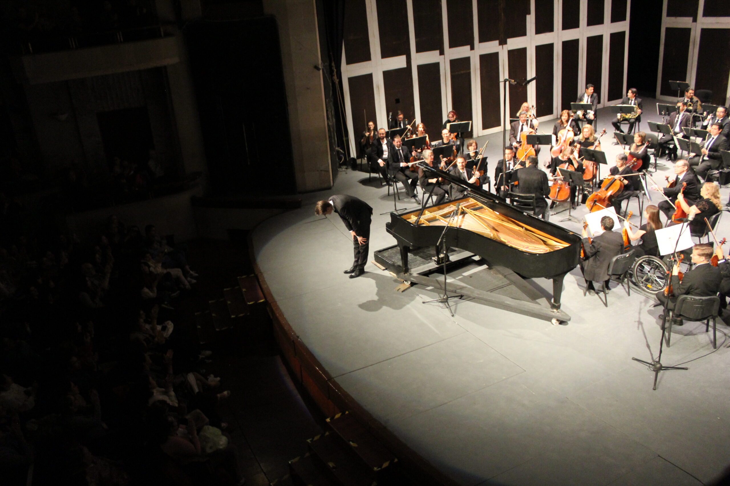 OSSLP y el pianista ruso-mexicano Vladimir Petrov cautivan al público asistente al Teatro de la Paz.
