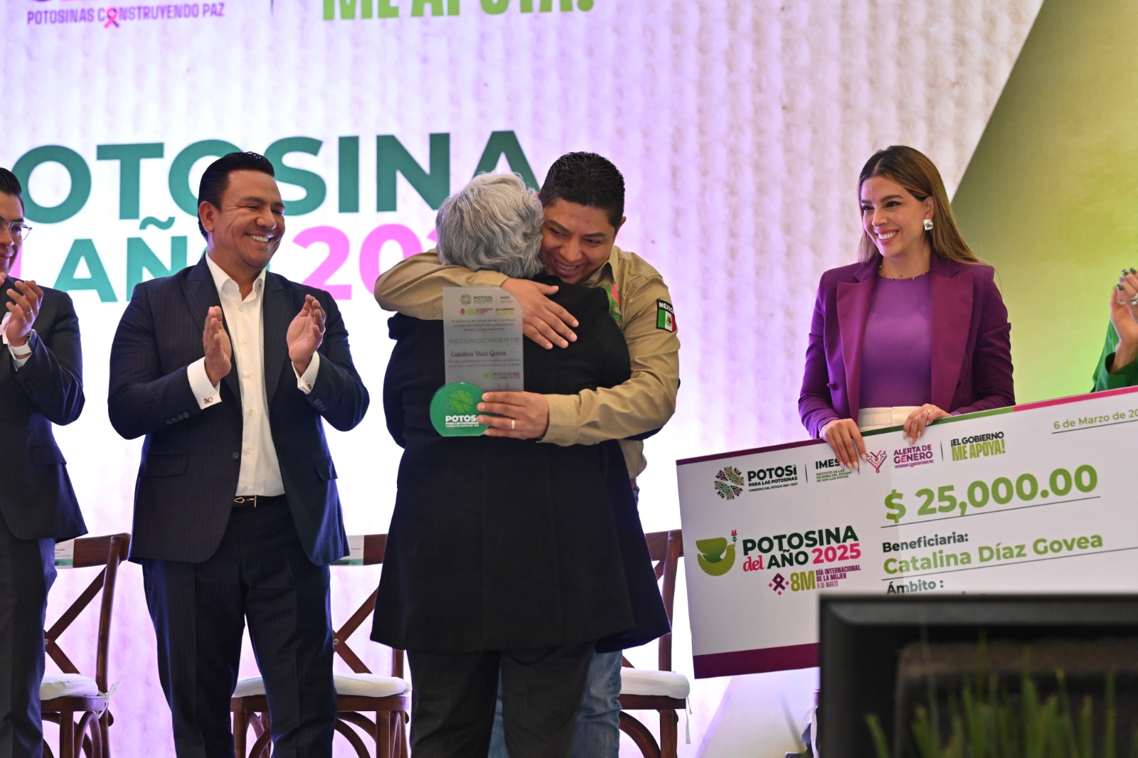 El Gobernador del Estado, entregó el reconocimiento Potosina del Año.
