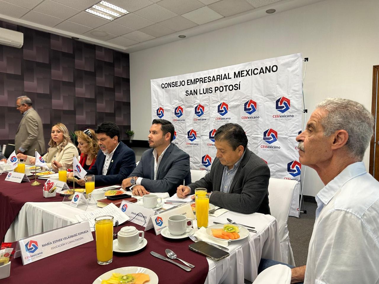 Atiende y gestiona regidor, Rubén Lárraga solicitudes de cámaras empresariales.