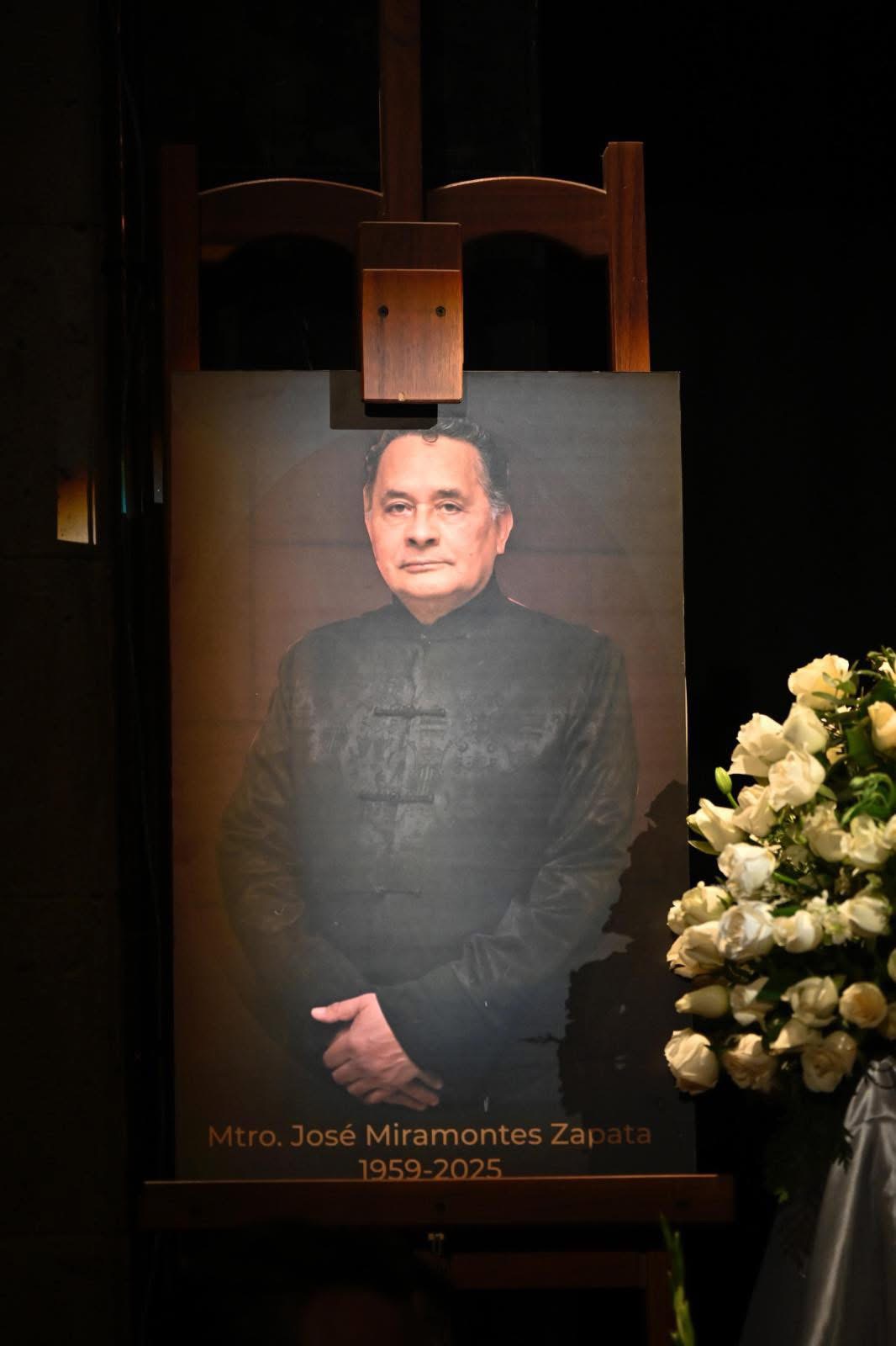 Rinden homenaje póstumo al maestro José Miramontes Zapata en el Tetaro de La Paz.