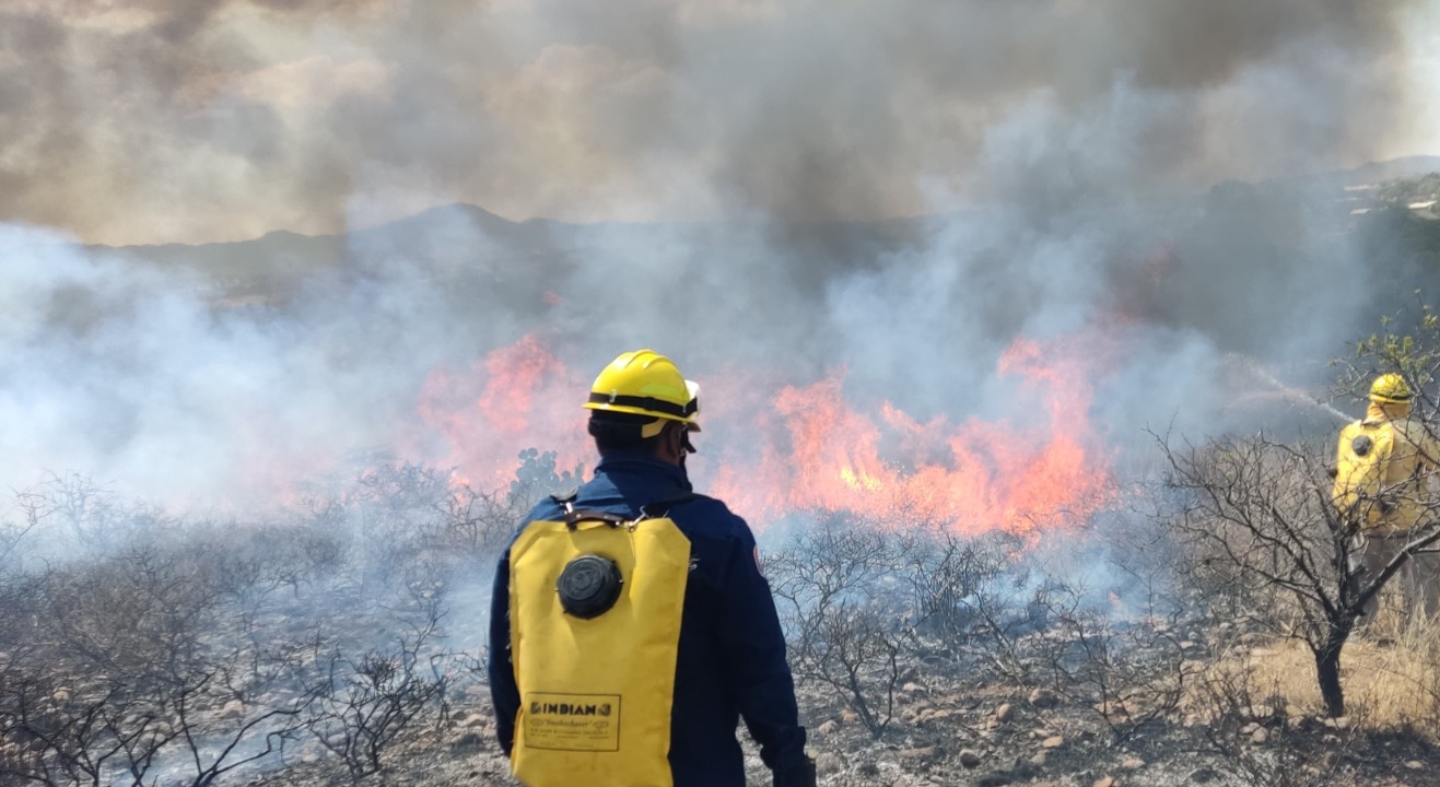 Comité del manejo del fuego combate incendio en Mexquitic.