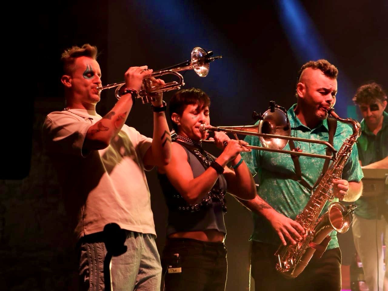 La energía de Los Caligaris pone a brincar y a bailar al Festival Internacional San Luis en Primavera.